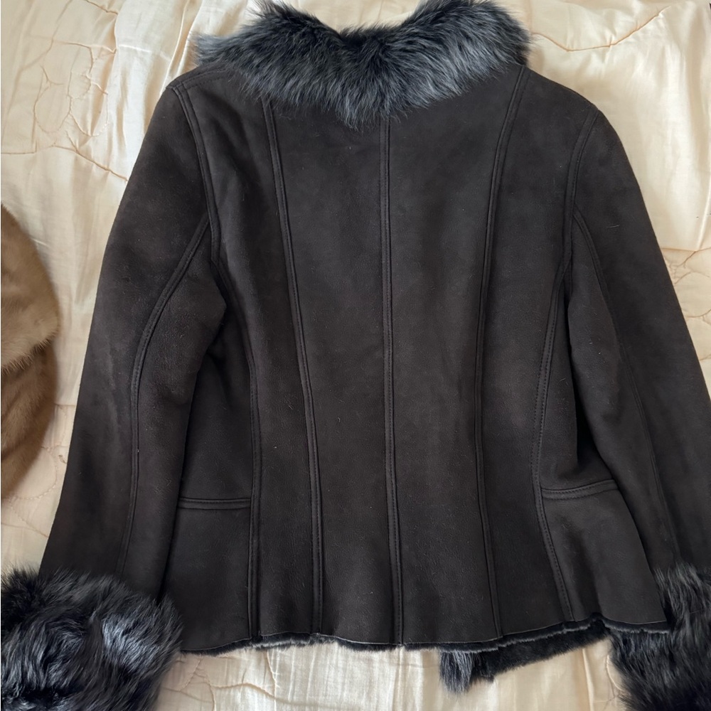 Elie Tahari 100% shearling jacket, dark brown, size M. - Picture 14 of 15